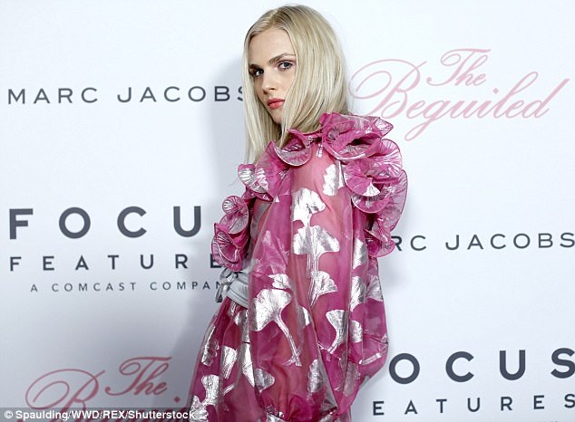 
Thật khó tin trước đây 4 năm, Andreja Pejic là đàn ông. Andreja Pejic đã quyết tâm thực hiện các ca phẫu thuật chuyển giới để được sống là chính mình
