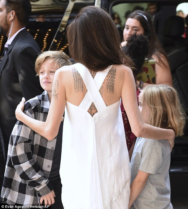 Angelina Jolie gày gò nhưng vẫn xinh đẹp - 2
Bà mẹ 6 con lộ dáng gày gò trong bộ đồ trắng mỏng manh