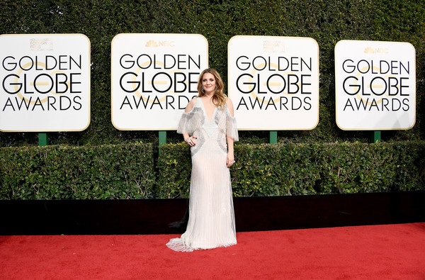 Dập dìu kiều nữ trên thảm đỏ lễ trao giải Quả Cầu Vàng - 30
Drew Barrymore gây bất ngờ khi tham dự 1 giải thưởng lớn như thế này bởi cô vốn ẩn mình từ khi ly dị chồng