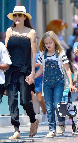 
Angelina Jolie nắm tay con gái Vivienne. Cô mặc bộ đồ đen rất giản dị
