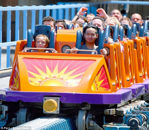 
Anh cả Maddox ngồi bên em trai Knox khi cùng tham gia 1 trò chơi
