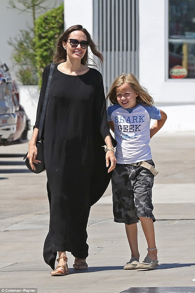 
Bạn bè Jolie - Pitt tiết lộ cặp đôi nổi tiếng này chưa làm thêm bất cứ việc gì để hoàn tất thủ tục ly hôn
