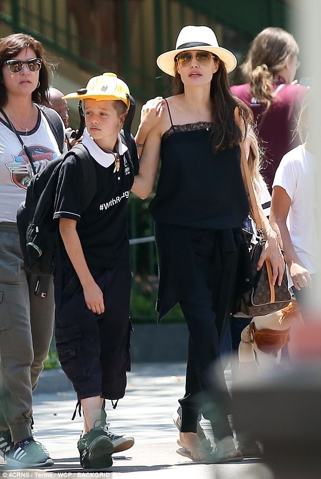 
Angelina Jolie rất yêu thương và cưng chiều 6 đứa con của mình
