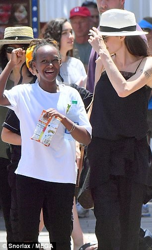 
Sao phim Ông bà Smith cũng chỉnh trang biệt thự của mình thành khu vui chơi thu nhỏ để các con được thoải mái nô đùa trong vườn nhà.
