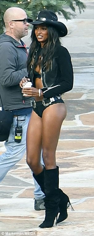 Dàn thiên thần nội y bốc lửa trong buổi chụp hình - 7
Jasmine Tookes - Thiên thần nội y hiếm hoi là người da màu