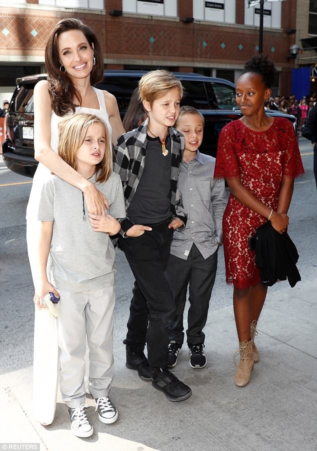 Angelina Jolie gày gò nhưng vẫn xinh đẹp - 8
Nữ diễn viên nổi tiếng đưa Vivienne, Shiloh, Knox và Zahara cùng dự sự kiện
