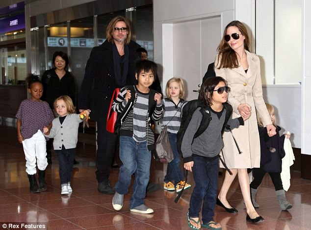 
Brad và Angelina chia tay sốc vào tháng 9/2016 sau khi có với nhau 6 đứa con, 3 con nuôi, 3 con đẻ.
