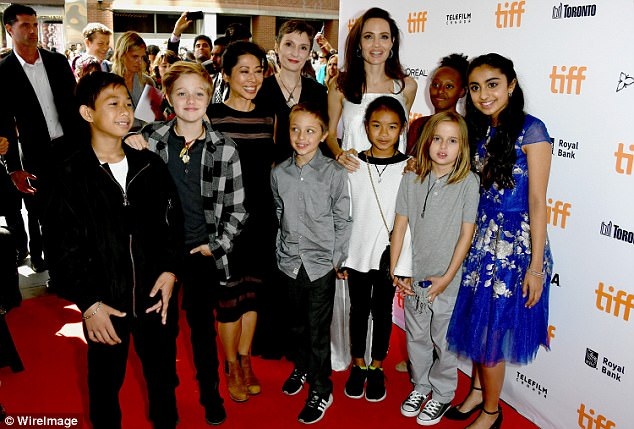 Angelina Jolie gày gò nhưng vẫn xinh đẹp - 9
Angelina Jolie sẽ sớm quay lại với các dự án điện ảnh lớn trong năm 2018, cô nói mình phải làm việc để chăm lo cho các con của mình.