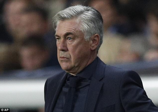 Bayern Munich chính thức sa thải HLV Ancelotti - 1 HLV Ancelotti thẩn thờ chứng kiến Bayern Munich thảm bại trước PSG