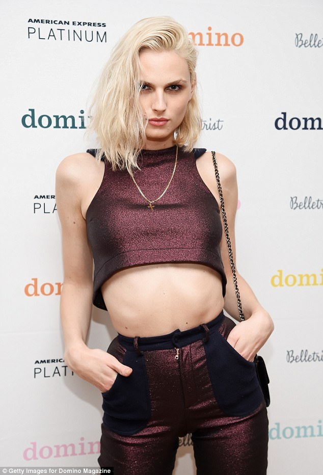 Siêu mẫu chuyển giới khoe eo nhỏ xíu - 1
Andreja Pejic xinh đẹp và năng động với áo crop top dự tiệc tại New York ngày 5/8 vừa qua
