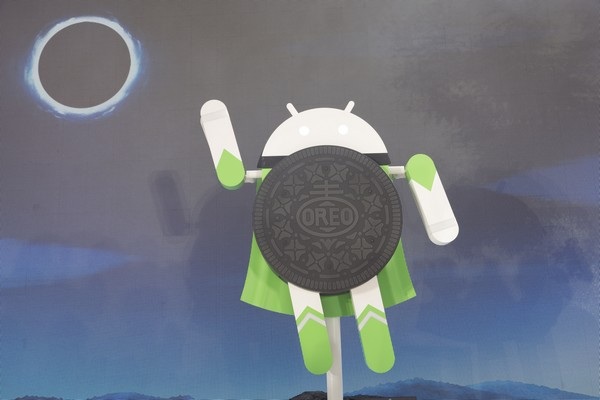 Google trình làng Android 8.0, tên gọi chính thức là “Oreo” - 1 Biểu tượng chính thức của nền tảng Android 8.0 Oreo, với một chiếc bánh “Oreo” ngay chính giữa