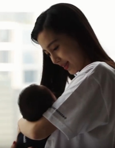 Bà mẹ trẻ Angelababy lần đầu khoe con trai cưng trên truyền hình - 1
Tối 14/4 vừa rồi, hai mẹ con Angelababy bất ngờ xuất hiện trên sóng truyền hình Trung Quốc. Trong đoạn clip ngắn ngủi này, nữ diễn viên nổi tiếng bế cậu con trai cưng trên tay và khoe với mọi người về căn phòng tiện nghi, tuyệt đẹp mà vợ chồng cô dành cho con trai.