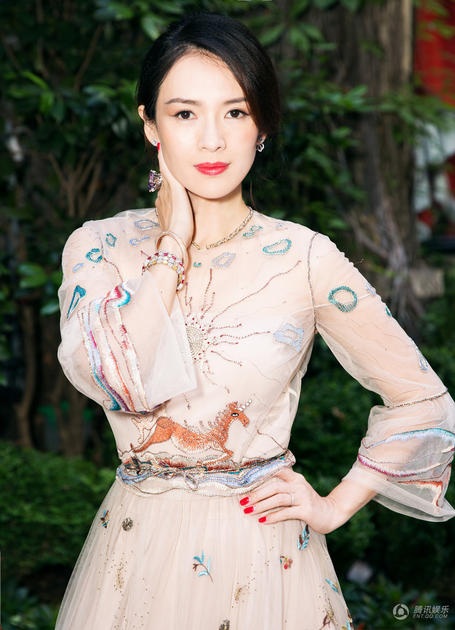 Angelababy, Chương Tử Di đọ sắc cùng dàn sao quốc tế - 11
Chương Tử Di cũng thu hút sự quan tâm của báo giới vì sự trở lại với các hoạt động quốc tế sau gần 2 năm nghỉ ngơi để chăm sóc gia đình.