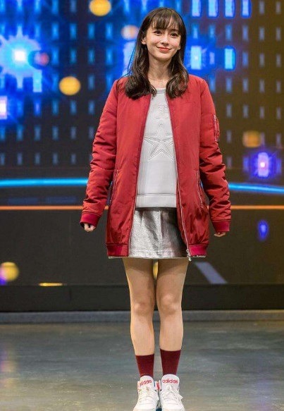 Bà mẹ trẻ Angelababy lần đầu khoe con trai cưng trên truyền hình - 10
Sau khi sinh, trái với nhiều phụ nữ châu Á khác, Angelababy không ở cữ. Cô vẫn tham gia các hoạt động sinh hoạt bình thường và ra ngoài hò hẹn với chồng.