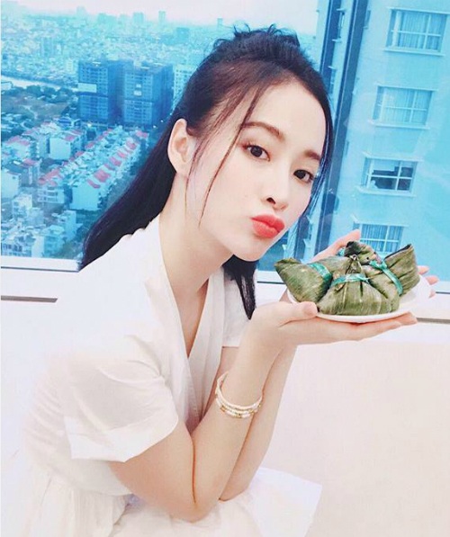Vợ chồng Hồng Ngọc kỷ niệm ngày cưới, Đan Trường thể hiện vai trò "ông bố đảm" - 5 Angela Phương Trinh khoe đĩa bánh ú nước tro quen thuộc của ngày Tết Đoan Ngọ 5/5. Cô chia sẻ: Hôm nay là Tết Đoan Ngọ nè, Trinh đã được mẹ yêu mua cho bánh ú thiệt ngon, càng lớn Trinh càng thấy quý trọng những cái Tết cổ truyền hơn. Trinh chúc mọi người Tết vui vẻ.