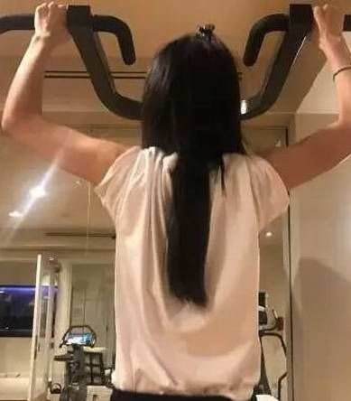 Bà mẹ trẻ Angelababy lần đầu khoe con trai cưng trên truyền hình - 14
Bà mẹ nổi tiếng đã chú ý tập luyện ngay sau khi hết đau đớn. Cô sinh mổ nhưng đã quay lại tập luyện ngay vài tháng sau khi sinh.
