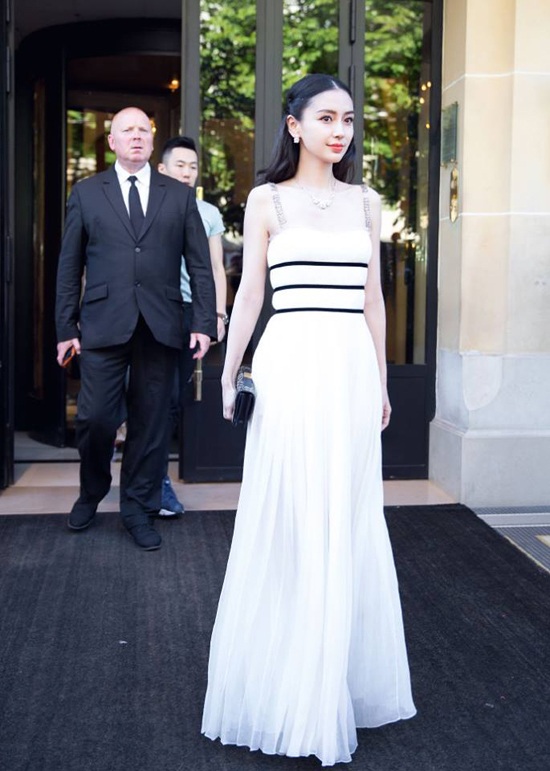 "Gái một con" Angelababy ngày càng trẻ đẹp và cá tính! - 15
Tháng 7/2017, cô có mặt tại Pháp để tham dự tuần lễ thời trang Paris cùng nhiều ngôi sao danh tiếng trên thế giới.