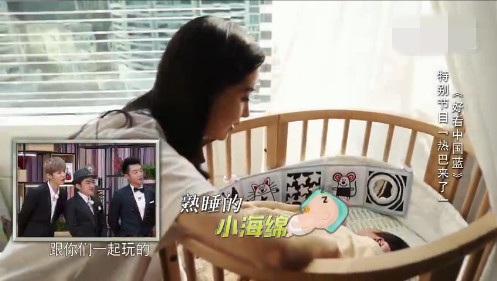 Bà mẹ trẻ Angelababy lần đầu khoe con trai cưng trên truyền hình - 4
Đây là chương trình truyền hình đầu tiên mà Angelababy tham gia kể từ khi sinh con trai đầu lòng vào tháng 12/2016. Cô đã bỏ lỡ một số chương trình vì mang thai và sinh nở. Giờ đây, khi con trai có phần cứng cáp hơn, bà mẹ nổi tiếng đã sẵn sàng trở lại với công việc.