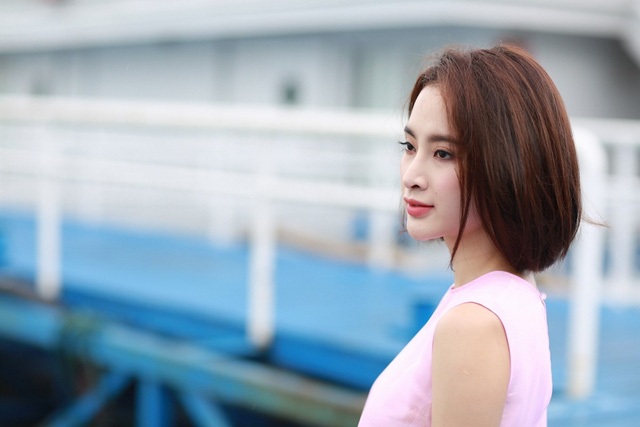 Những sao Việt từng lầm lũi gánh vác nợ nần cùng bố mẹ - 11 Bố mẹ cô từng đã vay nợ lãi để mua một chiếc xe hơi, giúp con gái đỡ vất vả khi đi diễn. Chính điều này đã khiến gia đình cô rơi vào hoàn cảnh bế tắc vì nợ nần, lãi mẹ đẻ lãi con. Và khi ấy, dù mới 15 tuổi nhưng Angela Phương Trinh đã ý thức phải lao vào kiếm tiền giúp bố mẹ trả hết khoản nợ nần. Thậm chí cô phải tạm dừng việc học ở kì 1 năm lớp 9 để đi đóng phim, đi làm kiếm thêm thu nhập phụ giúp bố mẹ.