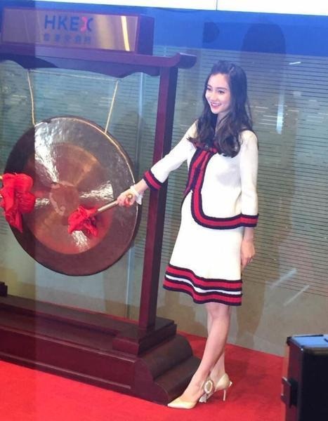 
Ngôi sao xinh đẹp vẫn tham dự các sự kiện trong những tháng đầu mang bầu. Cô hạnh phúc khi nhận được sự quan tâm và lời chúc phúc của bạn bè, đồng nghiệp và người hâm mộ.
