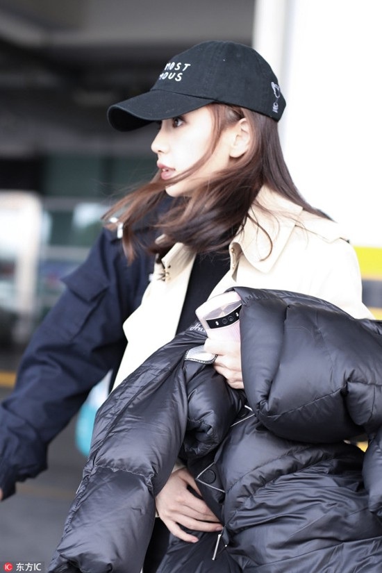 Angelababy xinh xắn nhận giải Nữ diễn viên được yêu thích nhất - 13
Cũng có thông tin cho rằng, Angelababy đã phẫu thuật thẩm mỹ phần cằm và xương hàm song, cô nhiều lần kịch liệt phủ nhận việc này. Người đẹp giải thích, cô chỉ niềng răng khiến cấu trúc khuôn mặt có nhiều thay đổi.