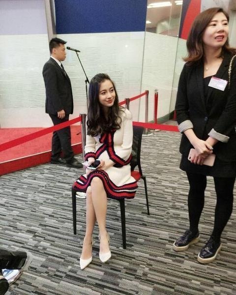 “Bà bầu” Angelababy khệ nệ “vác” bụng đi mua sắm - 12