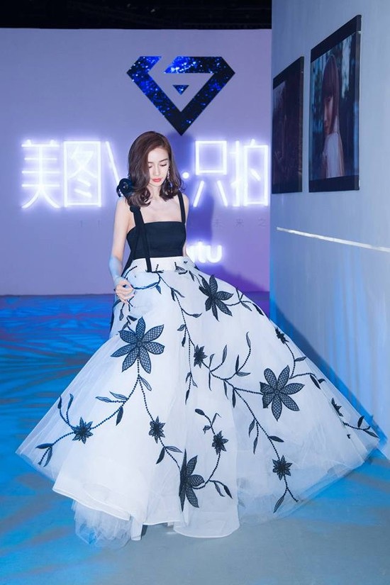 Angelababy xinh xắn nhận giải Nữ diễn viên được yêu thích nhất - 10
Dù bận rộn với các sự kiện, Angelababy cho hay, cô không bao giờ quên dành thời gian cho cậu con trai cưng.