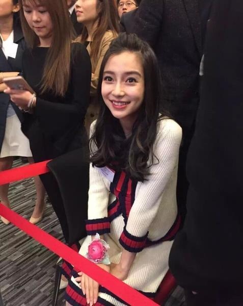 “Bà bầu” Angelababy khệ nệ “vác” bụng đi mua sắm - 11