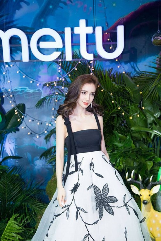 Angelababy xinh xắn nhận giải Nữ diễn viên được yêu thích nhất - 9
Cô liên tục được mời tham gia các sự kiện trong và ngoài nước.