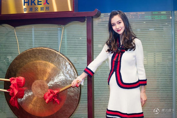 “Bà bầu” Angelababy khệ nệ “vác” bụng đi mua sắm - 10