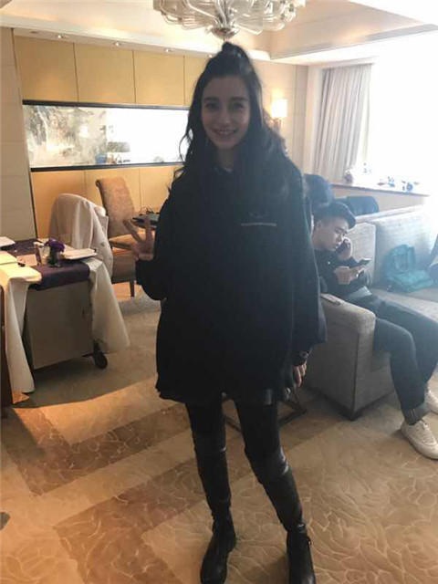 
Mang thai lần đầu, Angelababy rất vui tươi, thoải mái và hạnh phúc vì được mọi người, đặc biệt là chồng, nam diễn viên Huỳnh Hieru Minh, quan tâm và yêu thương.
