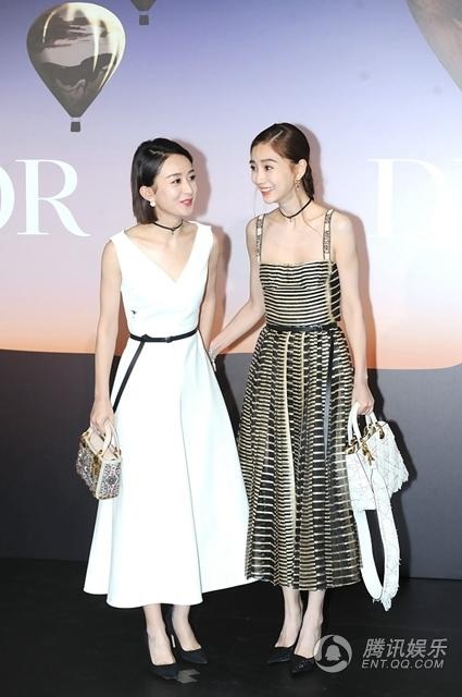 Không cần "vòng một" bốc lửa, Angelababy vẫn xinh đẹp và cuốn hút - 2
Angelababy thân thiết với Triệu Lệ Dĩnh, một khách mời khác của sự kiện. Hai cô gái xinh đẹp của làng giải trí Hoa ngữ tạo dáng và trò chuyện rất tự nhiên.