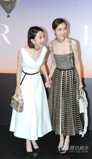 Không cần "vòng một" bốc lửa, Angelababy vẫn xinh đẹp và cuốn hút - 6
Angelababy sinh con trai vào cuối năm ngoái và quay lại với công việc vào giữa năm nay. Khác với nhiều bà mẹ sau khi sinh khác, nữ diễn viên mang hai dòng máu Âu và Á này không theo đuổi bất kỳ chế độ ăn kiêng nào đặc biệt cho dành người mới sinh. Cô tập luyện thể thao đều đặn, tự tay chăm sóc con trai, xuống phố đi chơi cùng bạn bè và ông xã. Chính vì vậy, cô nhanh chóng lấy lại dáng sau khi sinh nở.