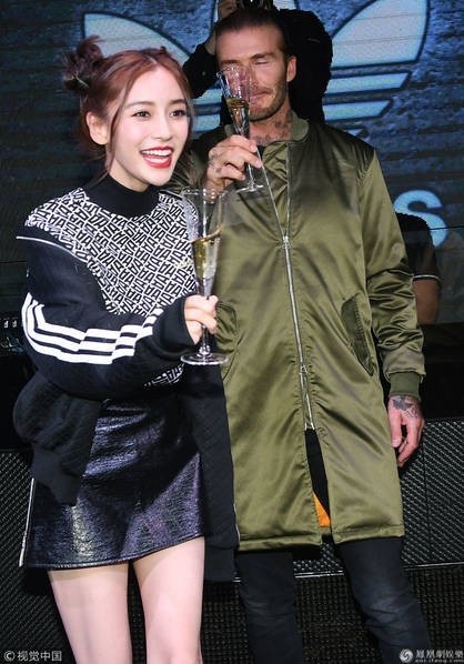 Angelababy phấn khích khi được gặp và nắm tay David Beckham - 5
Angelababy chọn một bộ trang phục rất trẻ trung và kiểu búi tóc nhí nhảnh. Trông cô giống một teen girl hơn là một bà mẹ một con.
