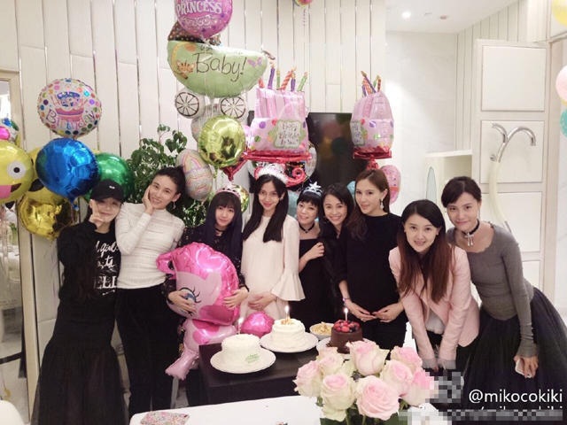 
Angelababy tổ chức tiệc mừng đứa con sắp chào đời bên bạn bè thân thiết tại Hồng Kông. Nhiều người đoán, cô có thể sinh bé gái.
