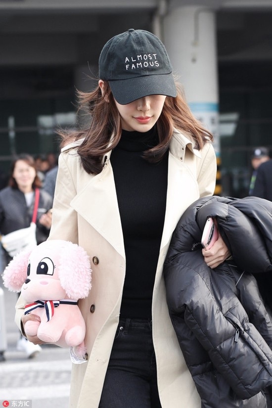 Angelababy xinh xắn nhận giải Nữ diễn viên được yêu thích nhất - 12
Phần cằm và xương hàm của Angelababy ngày càng nhọn hơn.