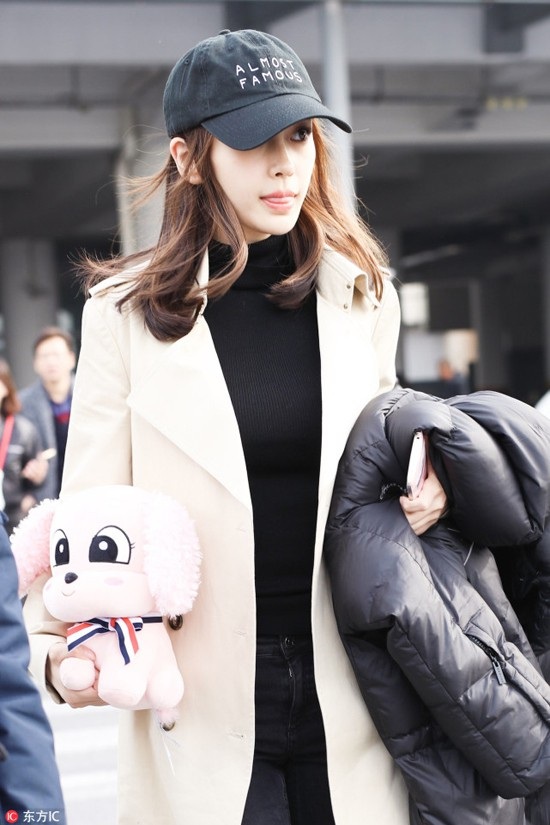 Angelababy xinh xắn nhận giải Nữ diễn viên được yêu thích nhất - 11
Gương mặt của người đẹp cũng thay đổi nhiều hơn trong thời gian gần đây với phàn cằm nhọn hơn trước rất nhiều.