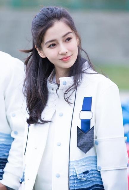Bị tung tin nhờ mang thai hộ, Angelababy và Huỳnh Hiểu Minh khoe ảnh bầu bí - 13
Ngoài việc dính tin đồn nhờ người mang thai hộ, Angelababy còn bị đồn dao kéo thẩm mỹ để có vẻ ngoài hoàn hảo như hiện tại. Nữ diễn viên xinh đẹp từng giải thích cô chỉnh sửa răng khiến cấu trúc gương mặt có nhiều thay đổi và cân đối hơn.