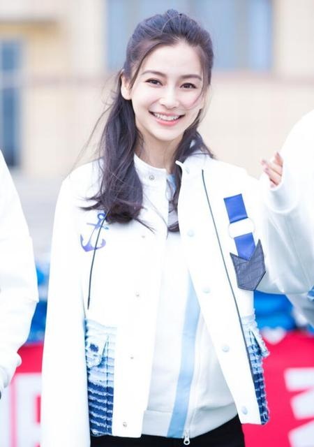 Bị tung tin nhờ mang thai hộ, Angelababy và Huỳnh Hiểu Minh khoe ảnh bầu bí - 12
Nữ diễn viên nổi tiếng tham dự một sự kiện vào ngày 25/4 với vẻ ngoài rạng ngời, trẻ trung và thon thả.