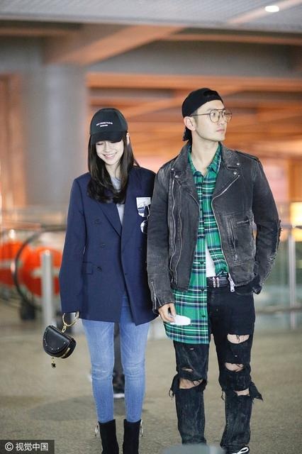 Bị tung tin nhờ mang thai hộ, Angelababy và Huỳnh Hiểu Minh khoe ảnh bầu bí - 8
Angelababy và chồng sánh đôi tại sân bay Thượng Hải tháng 4.2017. Giai đoạn này nữ diễn viên nổi tiếng đã sinh con được gần 5 tháng. Cô nhanh chóng lấy lại phom dáng thon gọn, khiến tin đồn người đẹp nhờ người mang thai hộ càng bùng phát.