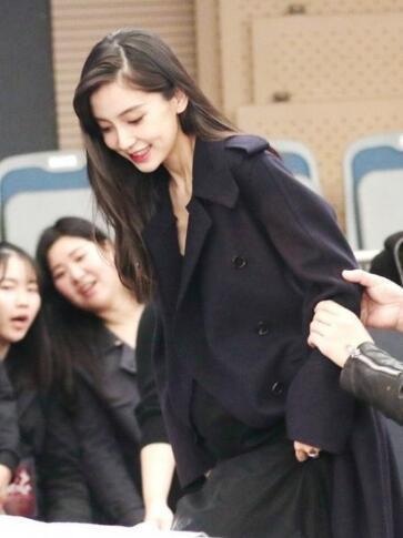 Bị tung tin nhờ mang thai hộ, Angelababy và Huỳnh Hiểu Minh khoe ảnh bầu bí - 6
Trong giai đoạn mang thai, Angelababy hủy mọi kế hoạch đóng phim nhưng thỉnh thoảng vẫn góp mặt trong một số sự kiện. So với một bà bầu, tốc độ và mức độ di chuyển của nữ diễn viên 27 tuổi cũng khiến nhiều người nể sợ.