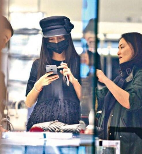 Bị tung tin nhờ mang thai hộ, Angelababy và Huỳnh Hiểu Minh khoe ảnh bầu bí - 7
Angelababy đi mua sắm vài ngày trước khi lâm bồn.