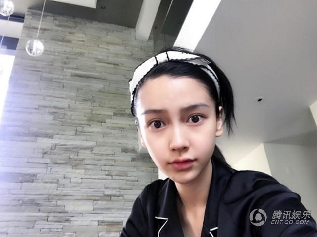 Bị tung tin nhờ mang thai hộ, Angelababy và Huỳnh Hiểu Minh khoe ảnh bầu bí - 11
Ngay sau khi sinh con trai, Angelababy đã quay trở lại với chế độ tập luyện nghiêm túc và không kiêng khem. Cô sinh hoạt như một người bình thường thay vì kiêng cữ như một bà đẻ.