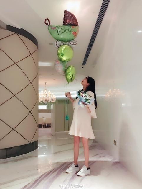 Angelababy xinh đẹp, quyến rũ chỉ sau vài ngày sinh con trai đầu lòng - 15
Nữ diễn viên Angelababy trong tiệc mừng con trai sắp chào đời. Tới cận ngày sinh, cô vẫn rất thanh mảnh và gọn gàng.