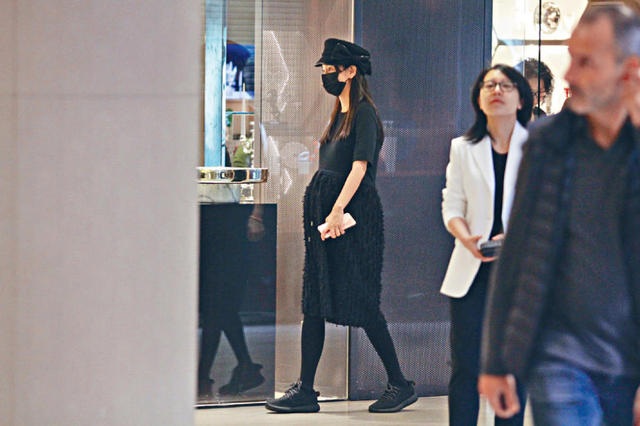 Angelababy xinh đẹp, quyến rũ chỉ sau vài ngày sinh con trai đầu lòng - 16
Vài ngày trước khi sinh, cô còn đi mua sắm tại một trung tâm thương mại.