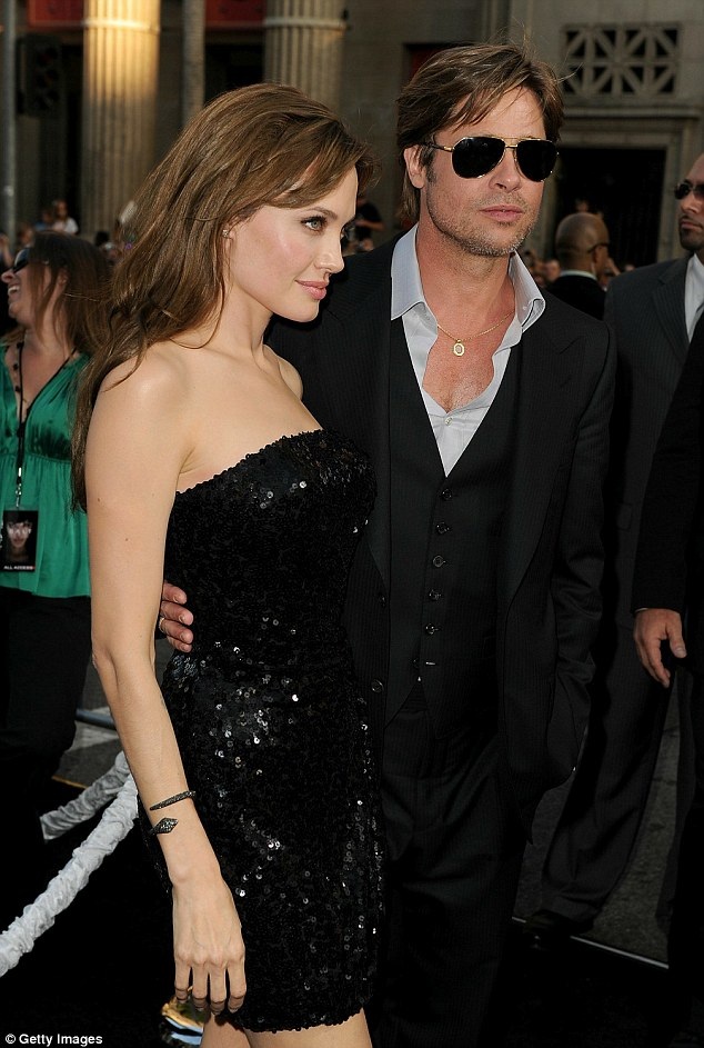 Angelina Jolie cùng các con nếm thử nhện đen, bọ cạp - 11 Jolie đã ly hôn Pitt hồi tháng 9 năm ngoái. Hiện thời, cặp đôi đã đi tới thống nhất trong việc dàn xếp nuôi con.