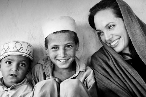 Angelina Jolie làm giáo sư thỉnh giảng tại trường Kinh tế London - 11 Cô dùng chính sự nổi tiếng và tầm ảnh hưởng của mình để kêu gọi nữ quyền, giúp đỡ phụ nữ, người già và trẻ nhỏ có hoàn cảnh bất hạnh. (Ảnh: Marco Di Lauro)