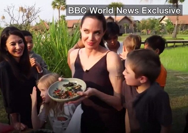 Angelina Jolie cùng các con nếm thử nhện đen, bọ cạp - 2 Angelina đã kịp học cách chế biến hai món ăn kỳ lạ từ nhện đen và bọ cạp. Đứng bên cạnh cô là các con.