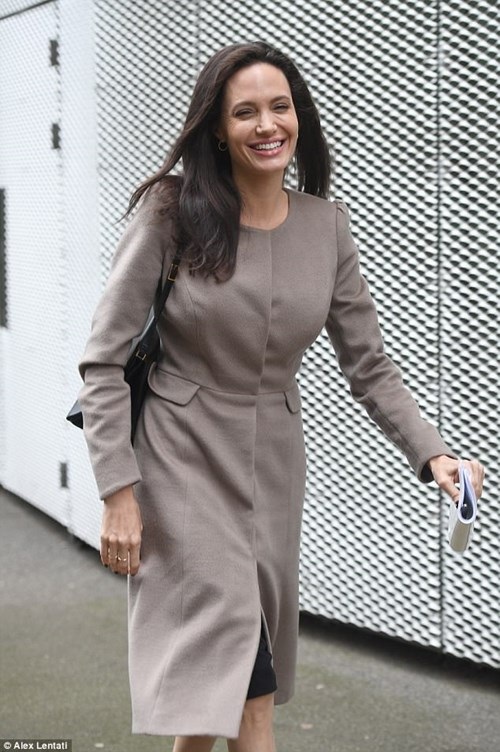 Angelina Jolie làm giáo sư thỉnh giảng tại trường Kinh tế London - 2 Dù đang vướng phải những lùm xùm ly dị tài tử nổi tiếng Brad Pitt và rắc rối phân chia quyền nuôi con nhưng Angelina vẫn rất nhiệt tình hăng say với công việc. Cô luôn vui vẻ và nở nụ cười rạng rỡ trước ống kính.