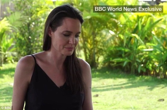 Angelina Jolie cùng các con nếm thử nhện đen, bọ cạp - 6 Angelina Jolie đã lần đầu tiên nhận trả lời phỏng vấn để nói về việc ly hôn giữa cô và tài tử Brad Pitt.